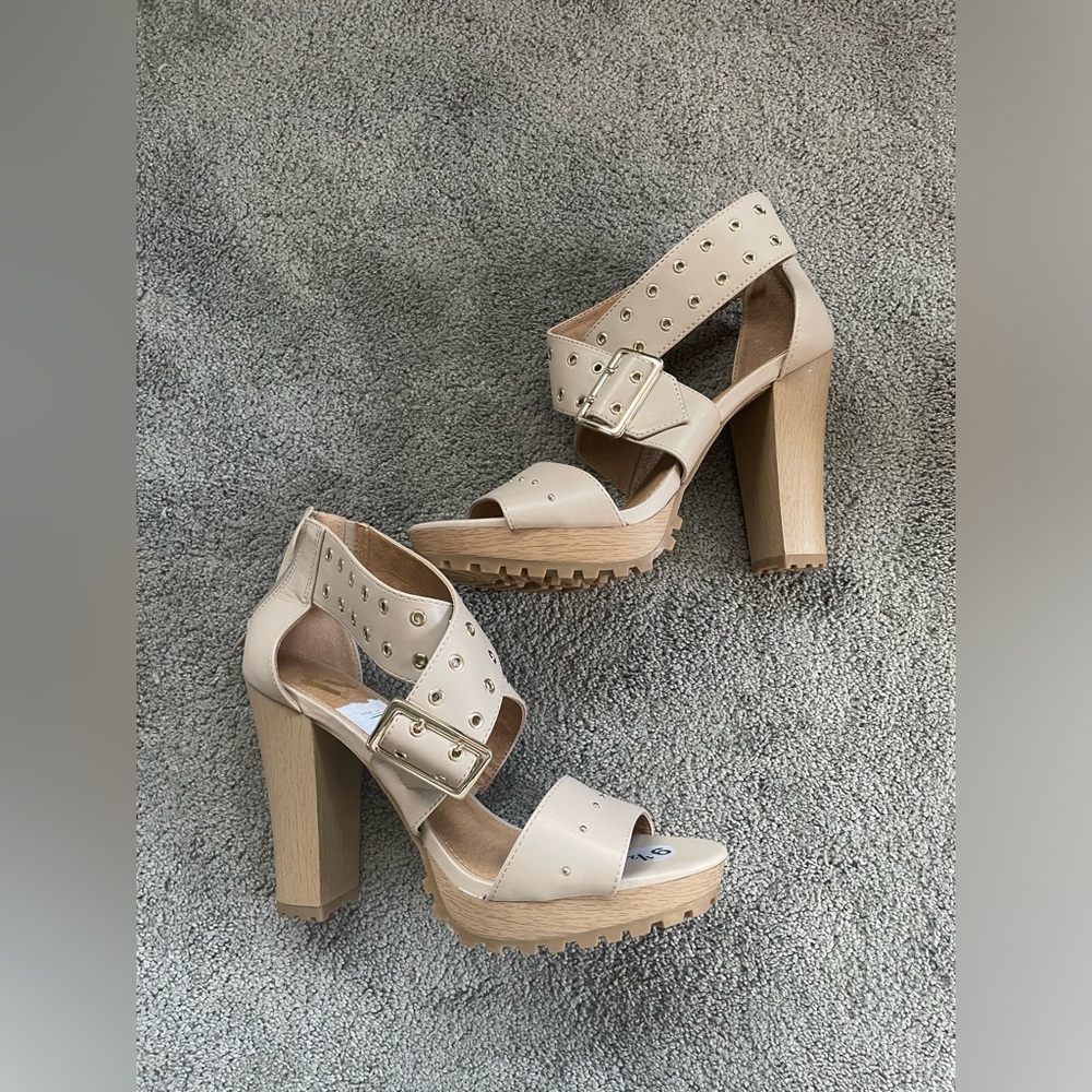 NWOT Report Peony Gold Buckle Nude Block Heels Size 9.5